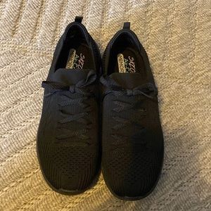 Black Skechers tennis shoes
